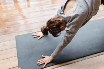 Jak wybrać matę do ćwiczeń – porównanie rodzajów i porady