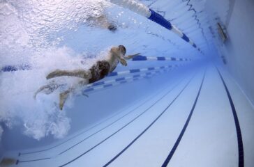 swimmers-79592_960_720